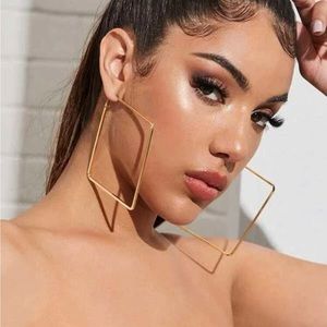 Hot square gold hoop earrings! 🔥